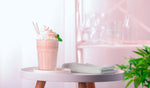 aardbei milkshake met roze koeken siroop